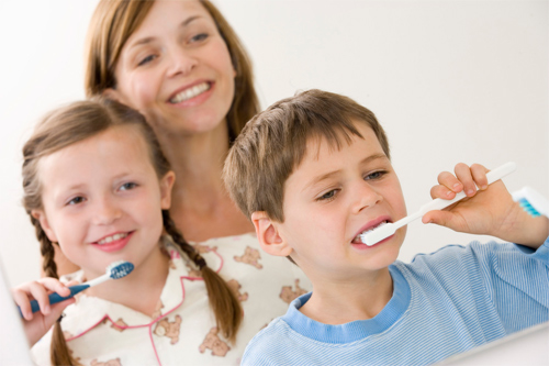 dạy trẻ đánh răng đúng cách để có hàm răng khỏe mạnh